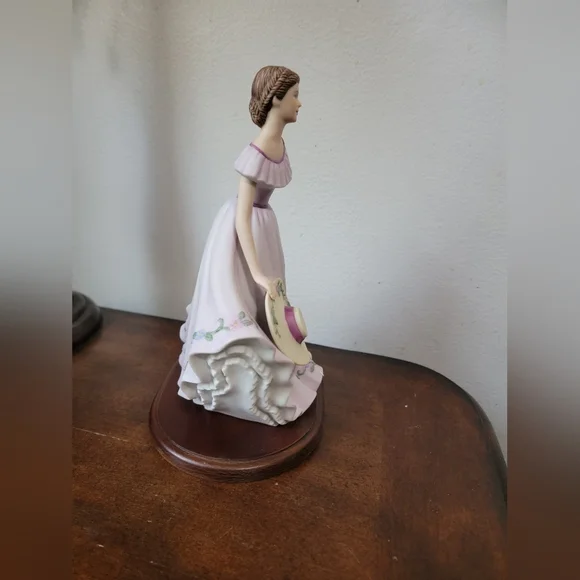 "Virginia Lynn" Figurine - Picture 4 of 6